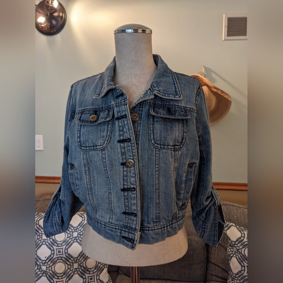 Cropped Jean jacket!! LOVECUTURE denim trendy cropped style Jean jacket - Picture 3 of 9